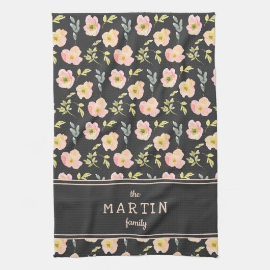 赤面ピンクフラワーズブラックカスタムファミリー名 キッチンタオル (縦)