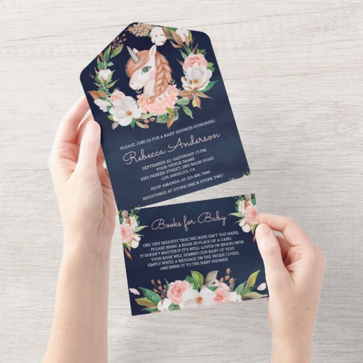 赤面ピンクフローラがユニコーン・ネイビー・ベビー・シャワーを編み上げる オールインワン招待状 (貼ってはがせる)