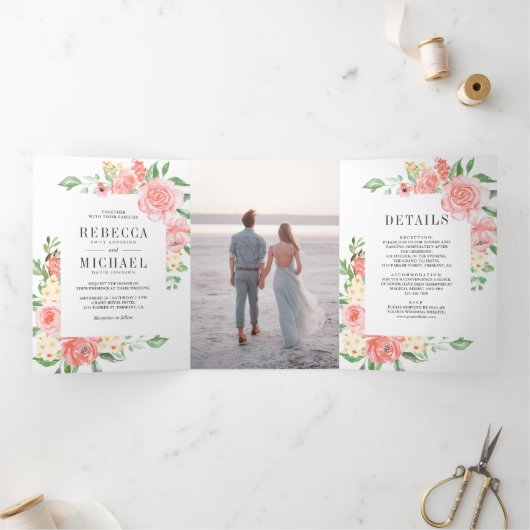 赤面ピンクフローラ開花バラガーデンフォト結婚ズ 三つ折り招待状 (内部)