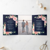 赤面ピンクフローラ開花フォトネイビーブルー結婚ズ 三つ折り招待状 (内部)