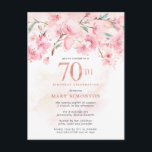 赤面ピンクフローラ70th誕生日招待状ポストカー インビテーションポストカード<br><div class="desc">枝の上にさくらんぼの美しいピンクのフローラの配列。70位は大書きなバラ金ゴールド数。柔らかいピンクの水の色は白与えい背景を暖かいtouchを洗う。</div>