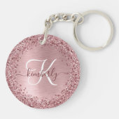赤面ピンクブラシ仕上げメタルグリッターモノグラム名 キーホルダー (裏面)