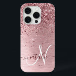 赤面ピンクブラシ仕上げメタルグリッターモノグラム名 iPhone 15 PROケース<br><div class="desc">簡単にパーソナライズこのトレンディーシックな電話ケースデザインかわいらしは、赤面ピンクのブラシ付きメタリックの背景に赤面のピンクのグリッターを搭載きらめく。</div>