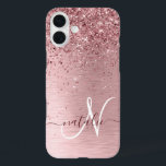 赤面ピンクブラシ仕上げメタルグリッターモノグラム名 iPhone 16 PLUSケース<br><div class="desc">簡単にパーソナライズこのトレンディーシックな電話ケースデザインかわいらしは、赤面ピンクのブラシ付きメタリックの背景に赤面のピンクのグリッターを搭載きらめく。</div>