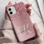 赤面ピンクブラシ仕上げメタルグリッターモノグラム名 Case-Mate iPhone 14ケース<br><div class="desc">簡単にパーソナライズこのトレンディーシックな電話ケースデザインかわいらしは、赤面ピンクのブラシ付きメタリックの背景に赤面のピンクのグリッターを搭載きらめく。</div>
