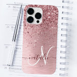 赤面ピンクブラシ仕上げメタルグリッターモノグラム名 Case-Mate iPhone 14 PRO MAXケース<br><div class="desc">簡単にパーソナライズこのトレンディーシックな電話ケースデザインかわいらしは、赤面ピンクのブラシ付きメタリックの背景に赤面のピンクのグリッターを搭載きらめく。</div>