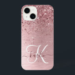 赤面ピンクブラシ仕上げメタルグリッターモノグラム名 iPhone 14ケース<br><div class="desc">簡単にパーソナライズこのトレンディーシックな電話ケースデザインかわいらしは、赤面ピンクのブラシ付きメタリックの背景に赤面のピンクのグリッターを搭載きらめく。</div>
