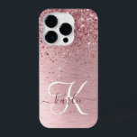 赤面ピンクブラシ仕上げメタルグリッターモノグラム名 iPhone 14 PROケース<br><div class="desc">簡単にパーソナライズこのトレンディーシックな電話ケースデザインかわいらしは、赤面ピンクのブラシ付きメタリックの背景に赤面のピンクのグリッターを搭載きらめく。</div>