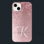 赤面ピンクブラシ仕上げメタルグリッターモノグラム名 iPhone 14 PLUSケース<br><div class="desc">簡単にパーソナライズこのトレンディーシックな電話ケースかわいらしデザインは、赤面ピンクのブラシ付きメタリックの背景に赤面のピンクきらめくグリッターを搭載しフェイクた。</div>