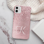 赤面ピンクブラシ仕上げメタルグリッターモノグラム名 iPhone 15ケース<br><div class="desc">簡単にパーソナライズこのトレンディーシックな電話ケースデザインかわいらしは、赤面ピンクのブラシ付きメタリックの背景に赤面のピンクのグリッターを搭載きらめく。</div>
