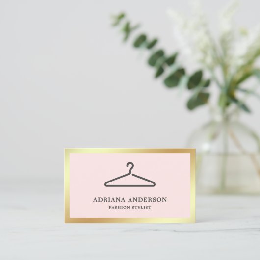 赤面ピンクブラック服掛けファッションスタイリスト 名刺 (スタンド正面)