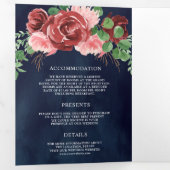 赤面ピンクブルゴーニュフローラネイビーブルー結婚ズ 三つ折り招待状 (内部最初)