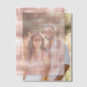 赤面ピンクホワイトストライプ抽象芸術結婚ズ ベラム紙招待状 (オフセット (カップル))