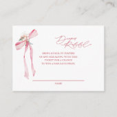 赤面ピンクボウフローラおむつラッフルベビーシャワー エンクロージャーカード (正面)