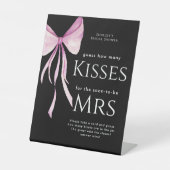 赤面ピンクボウブライダルシャワー推測する数キス 台座サイン (正面)