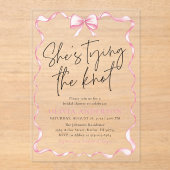 赤面ピンクボウ結び目ブライダルシャワー アクリル招待状 (正面)