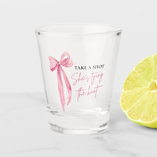 赤面ピンクボウ結び目ブライダルシャワー ショットグラス (正面)