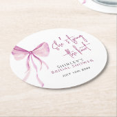 赤面ピンクボウ結び目ブライダルシャワー ラウンドペーパーコースター (アングル)