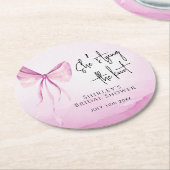 赤面ピンクボウ結び目ブライダルシャワー ラウンドペーパーコースター (アングル)