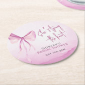 赤面ピンクボウ結び目ブライダルシャワー ラウンドペーパーコースター (アングル)