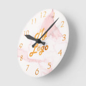 赤面ピンクマーブルエレガントクラシックビジネスロゴ ラウンド壁時計 (傾斜)
