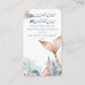 赤面ピンクマーメイドテールベイビーシャワーオムツラッフル エンクロージャーカード (正面)