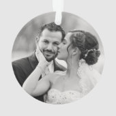 赤面ピンクモノグラムホリーリースズ結婚フォト オーナメント (裏面)