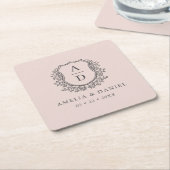 赤面ピンクモノグラム結婚のフローラクレストエレガント スクエアペーパーコースター (アングル)