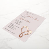 赤面ピンクロマンチックラブハートブライダルシャワー 箔招待状 (回転した状態)