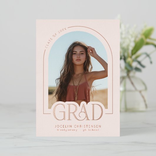 赤面ピンクローズゴールドフォイル卒業発表 箔招待状 (立ち正面)