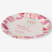 赤面ピンクローズ花びらとプロセッコブライダルシャワー ペーパープレート (アングル)