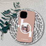 赤面ピンクローズ金ゴールドカスタム写真 Case-Mate iPhone 14ケース<br><div class="desc">このモダン写真の電話ケースは写真独身のと赤面のピンク、バラ金ゴールドの背景にスタイリッシュタイポグラフィの単語JOYを備えている。写真と名前で簡単にカスタマイズ。</div>