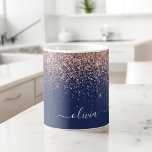 赤面ピンクローズ金ゴールドネイビーブルーグリッターモノグラム コーヒーマグカップ<br><div class="desc">バラ金ゴールド-赤面ピンクとネイビーブルースパークルグリッターブラッシュメタルモノグラム名とイニシャルコーヒーカップまたはマグカップ。これは、最高の甘い16歳の誕生日、結婚ブライダルシャワー、記念日、赤ちゃんシャワーまたはバチェロレッテギフトを作る誰かがグラームの豪華さとシックなスタイルを愛する。</div>