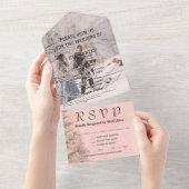 赤面ピンク冬の雪の松の木クリスマスフォト オールインワン招待状 (貼ってはがせる)