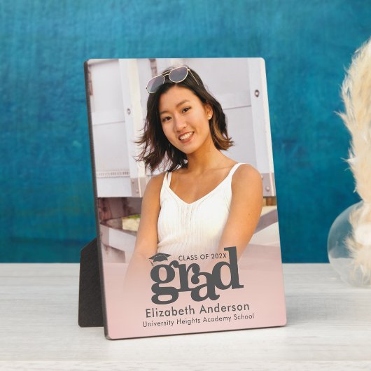 赤面ピンク卒業写真はっきりしたタイポグラフィモダン フォトプラーク