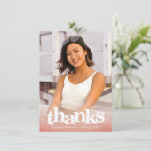 赤面ピンク卒業写真モダンはっきりしたタイポグラフィ サンキューカード (スタンド正面)