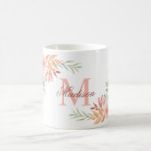 赤面ピンク水彩花カスタムモノグラム名 コーヒーマグカップ (中央)