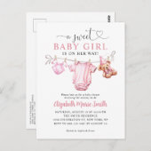 赤面ピンク甘い小さな服の女の子の赤ちゃんシャワー ポストカード (正面/裏面)