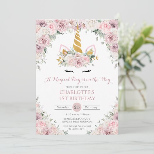 赤面ピンク白フローラかわいいユニコーンの誕生日 招待状 (スタンド正面)