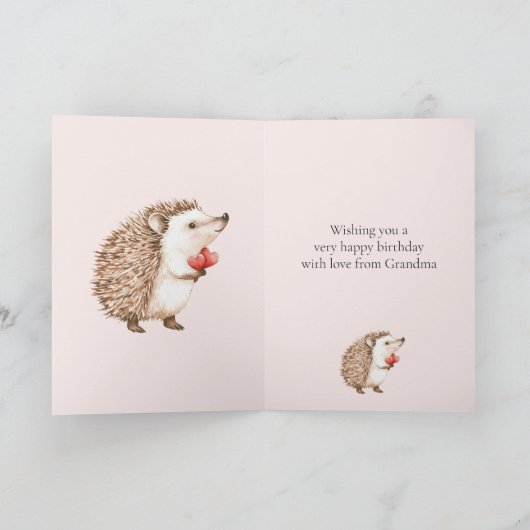 赤面ピンク赤いハートヘッジホッグ誕生日 カード (内部)