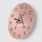 赤面ピンク&バラゴールドフォイルストライプモノグラム名 ラージ壁時計 (傾斜)