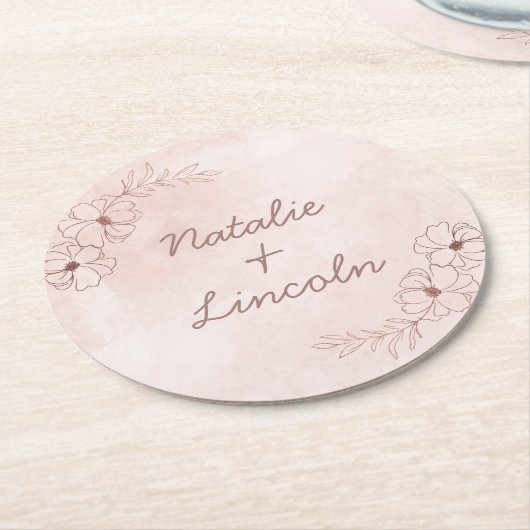 赤面ピンク&バラゴールドフォイルフローラモノグラ縁どム ラウンドペーパーコースター (アングル)