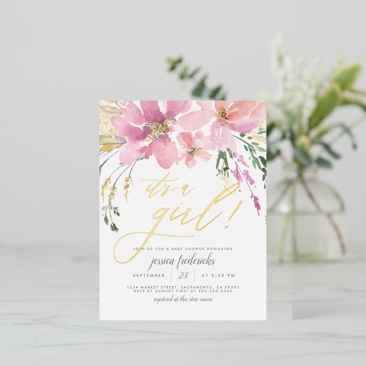 赤面ピンク&金ゴールド女の子フローラベビーシャワー 箔招待状ポストカード (立ち正面)