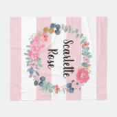 赤面ピンパーソナライズされたクベビーガールフローラリース フリースブランケット (正面(横))