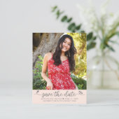 赤面ピ救ンク日付フォト卒業スクリプトハート インビテーションポストカード (スタンド正面)