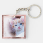 赤面ファンシーピンクモノグラムバラゴールドフォイルフォト キーホルダー (裏面)