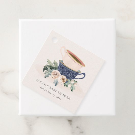 赤面ブルーフローラ積み上げティーカップベビーシャワー フェイバータグ (インサイチュ)