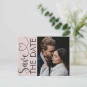 赤面ミニマルピンク写真とハート保存日付 案内ポストカード (スタンド正面)