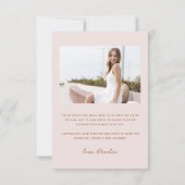 赤面モダンシンプルタイポグラフィ4写真卒業 サンキューカード (裏面)