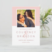 赤面モダンバラピンクモノグラ結婚ムの写真 セーブザデート (スタンド正面)